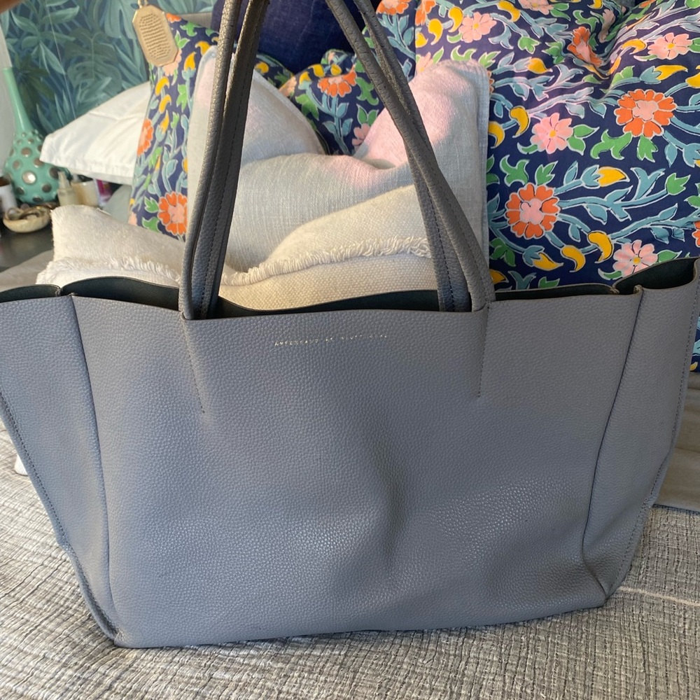 ampersand as apostrophe sideways tote